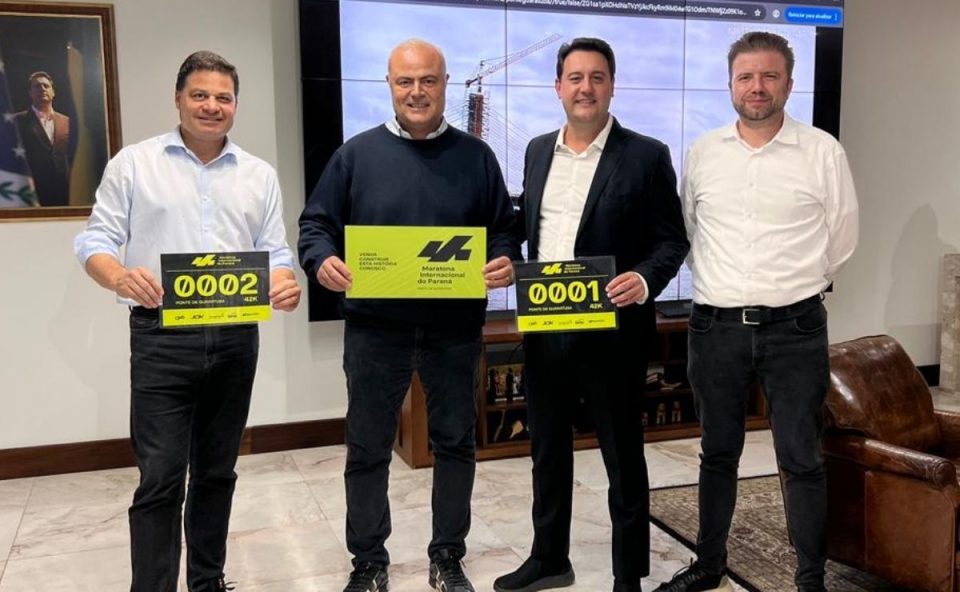 Governador Ratinho Junior posa ao lado dos organiadores da Maratona Internacional do Paraná com o número de peito 1