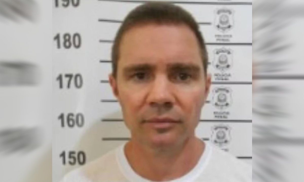 Daniel Vorcaro é visto na foto de entrada da prisão após cumprimento de mandado da Operação Compliance Zero