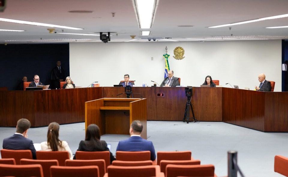 seis pessoas estão atrás da tribuna do STF, entre elas quatro homens de terno e gravata e duas mulheres, uma de cabelo preto e outra grisalho