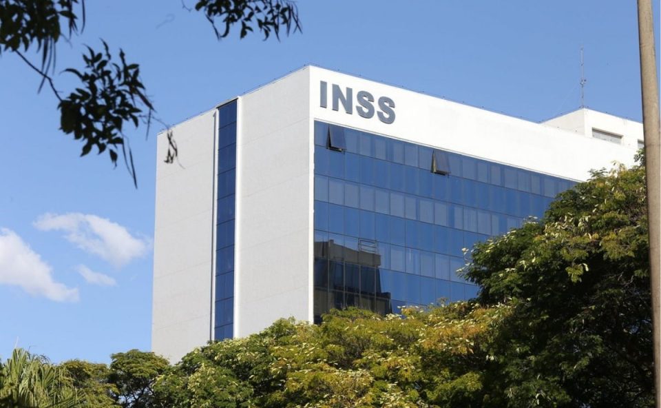 Vista a distância do prédio sede do INSS em Brasília