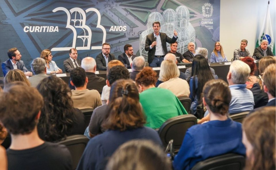 Autoridades municipais reunidas em mesa redonda durante a regulamentação do plano Curitiba de Volta ao Centro