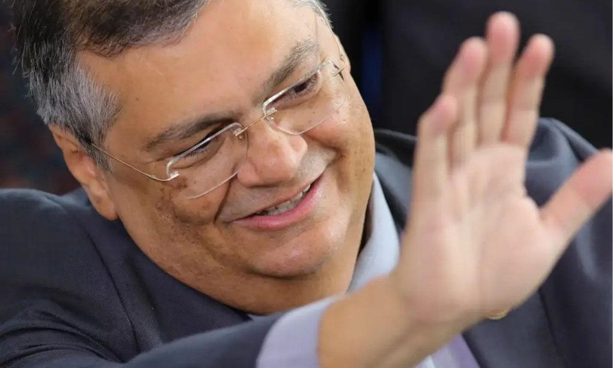 Flavio Dino acenando. O ministro é responsável por decisão que põe fim à aposentadoria compulsória para juízes