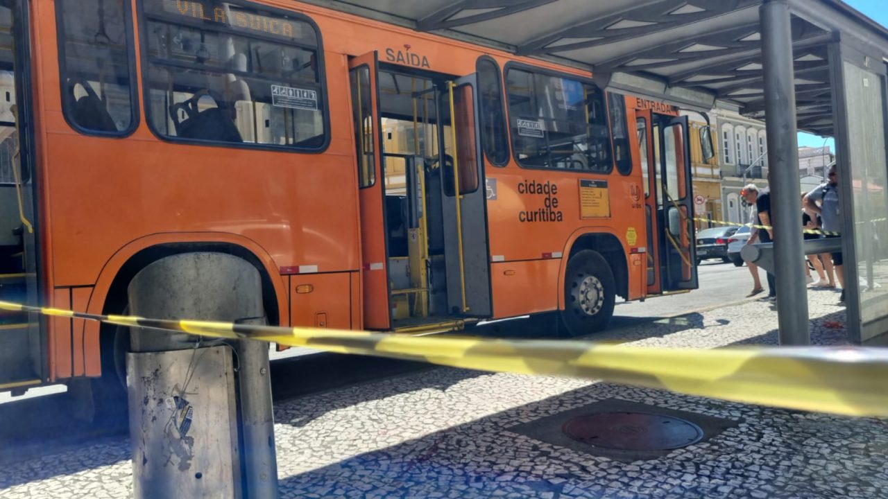 Imagem de um ônibus do transporte coletivo de Curitiba, na Praça Tiradentes. Um assassinato aconteceu em frente ao veículo