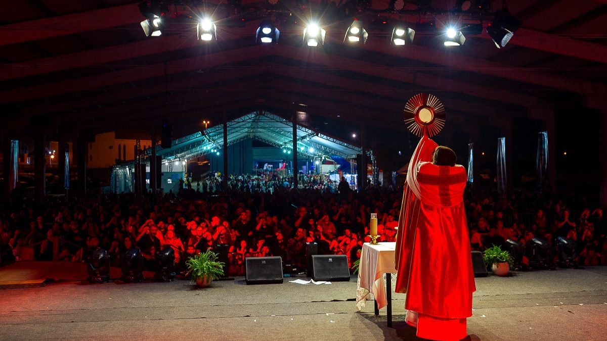 Milhares de fiéis se reúnem em um grande momento de fé e devoção durante a celebração da Divina Misericórdia em Curitiba.