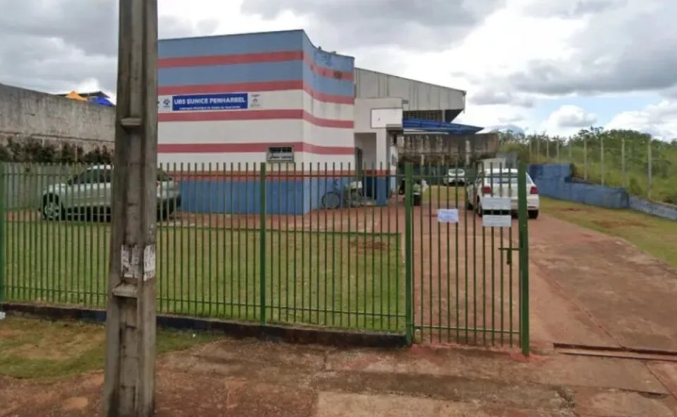 Imagem mostra fachada de um dos postos de saúde que falso traficante ameaçou invadir, fuzilar pacientes e sequestrar profissionais, em Apucarana, no norte do Paraná