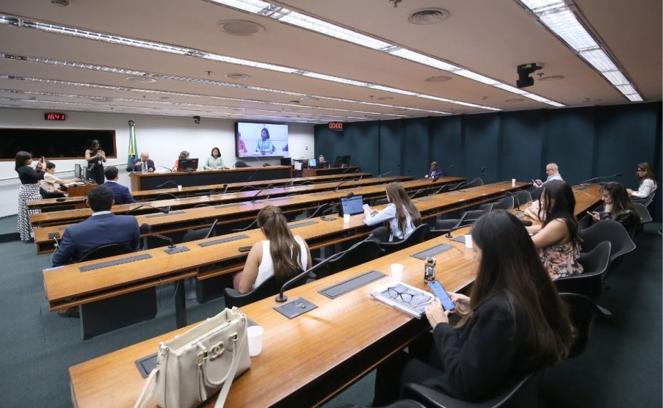 Comissão de Defesa do Consumir, na Câmara dos Deputados, que tramita proposta que obriga o envio de foto do medidor na conta de luz