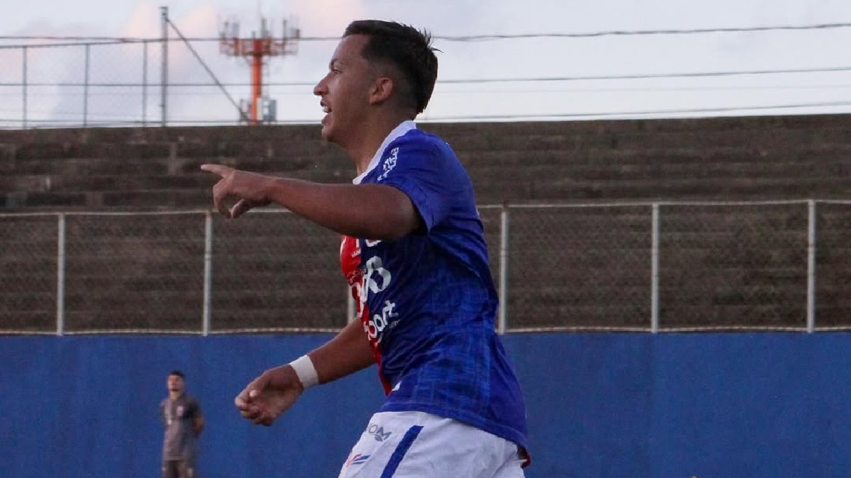 Gustavo Sagui comemora gol pelo Paraná Clube