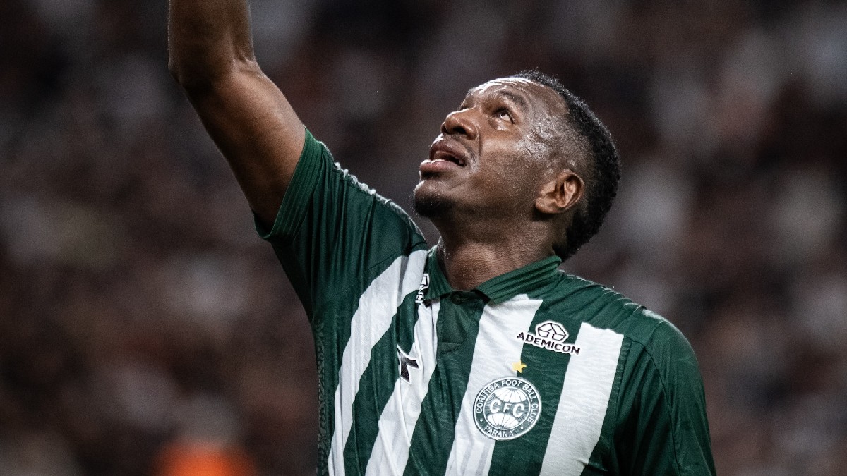 Jacy comemora gol do Coritiba sobre o Corinthians