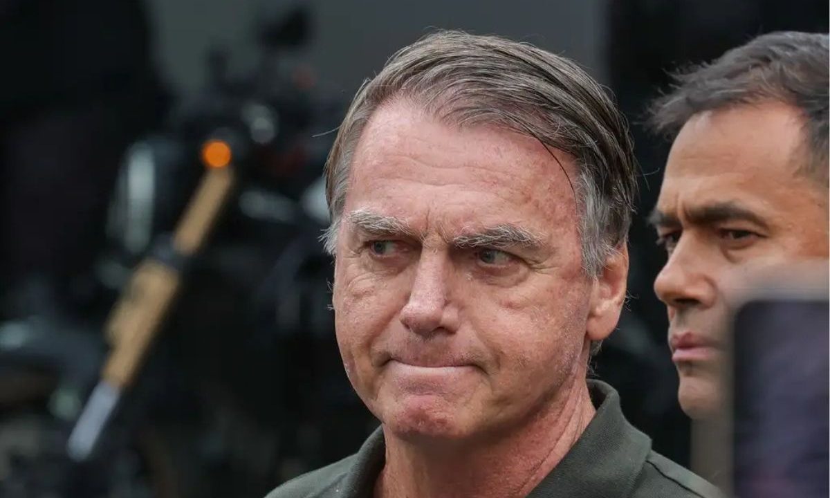 Imagem mostra o rosto de Jair Bolsonaro, apreensivo, enquanto deixa o hospital sob forte esquema de segurança. Moraes negou o pedido da defesa de Bolsonaro para que seus filhos tivessem livre acesso à sua residência durante a prisão domiciliar