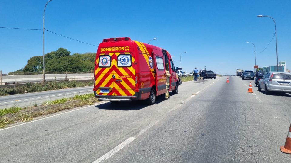 Motociclista é atingido por pneus de caminhão na Linha Verde 2