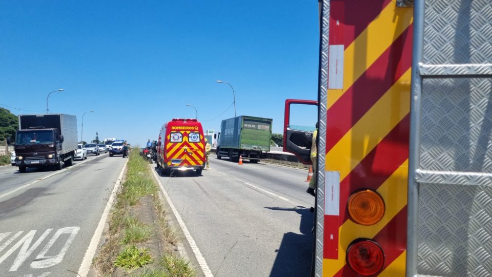 Motociclista é atingido por pneus de caminhão na Linha Verde 3