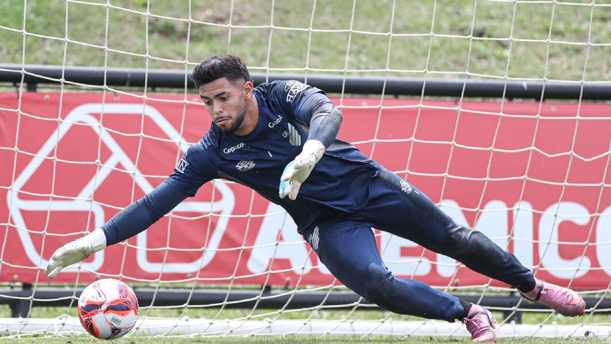 Goleiro Mycael em treino do Athletico
