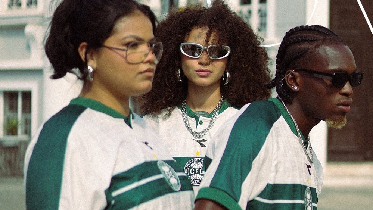 Torcedores posam com a nova camisa do Coritiba