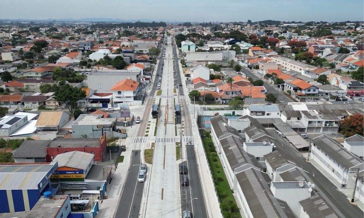 Vista aérea de trecho de canaleta que foi revitalizada no bairro Cajuru. Intervenção faz parte de pacote de obras do BRT Leste/Oeste