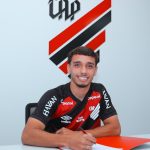 Felipe Chiqueti sorri em frente ao novo contrato com o Athletico