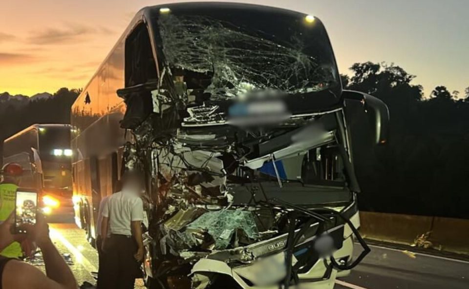 foto do local do acidente na BR-116 entre carreta e ônibus de viagem 