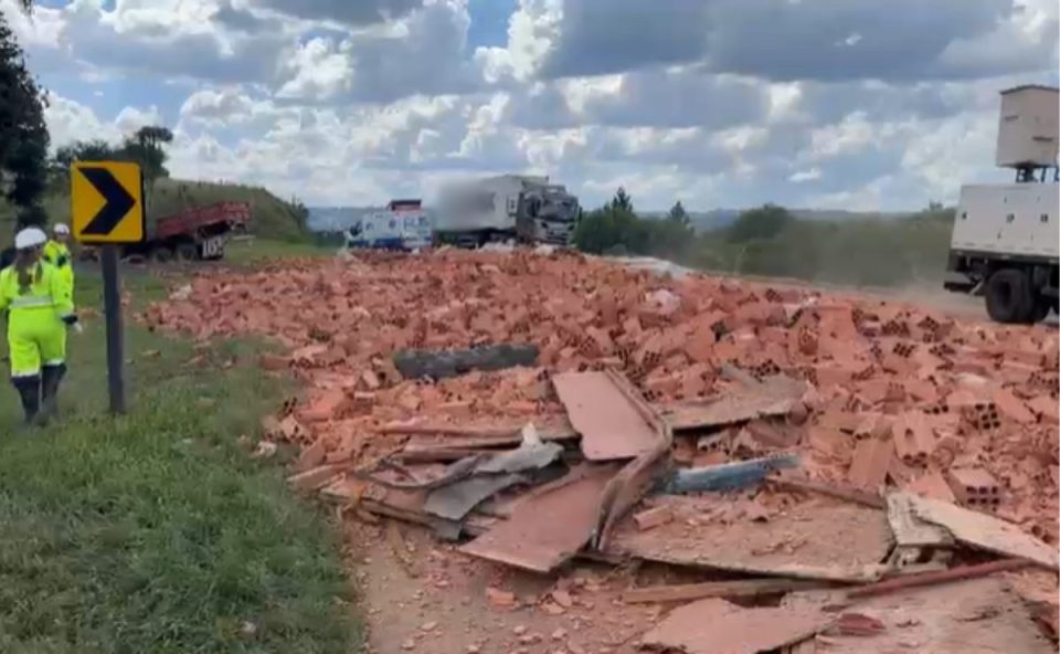 Imagem mostra a carga de tijolos na rodovia BR-277.