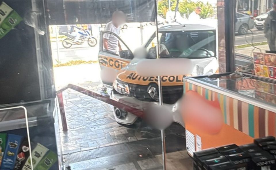 Acidente de carro no bairro Sítio Cercado, em Curitiba.