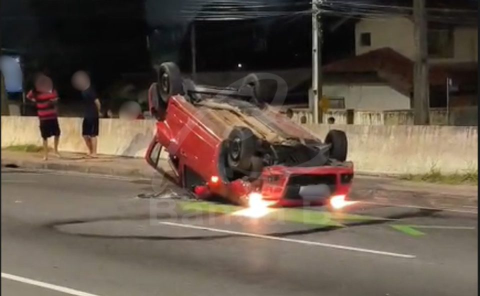 foto do carro capotado após acidente em rodovia de pinhais 