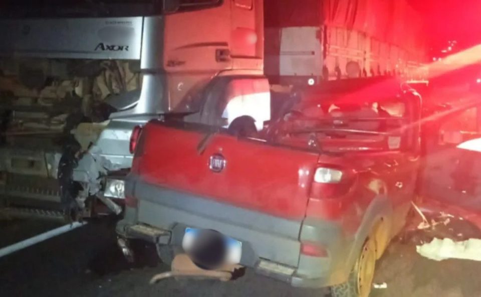 foto do acidente entre carros e caminhão na PR-092