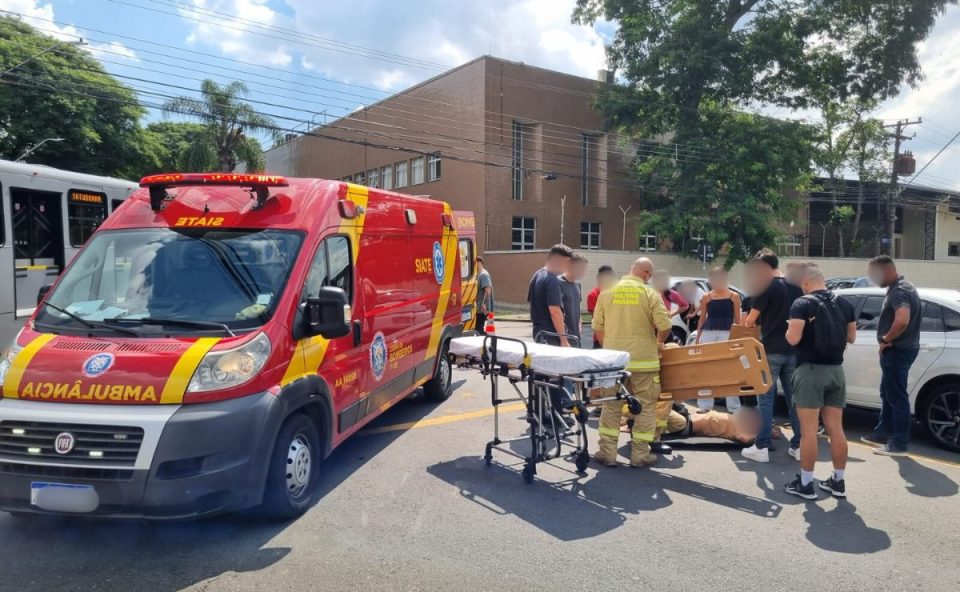 Motociclista ferido após acidente no Prado Velho, em Curitiba.