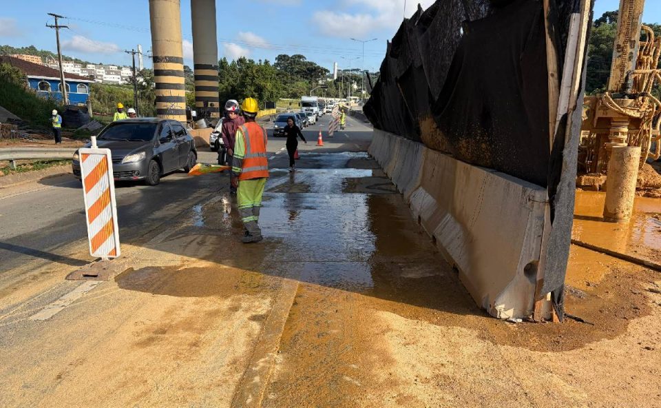 Foto mostra local onde aconteceu o acidente na Rodovia dos Minérios