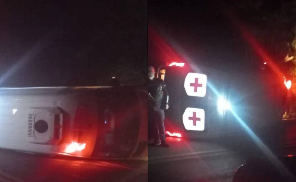 Fotos mostram ambulância tombada na PRC-466