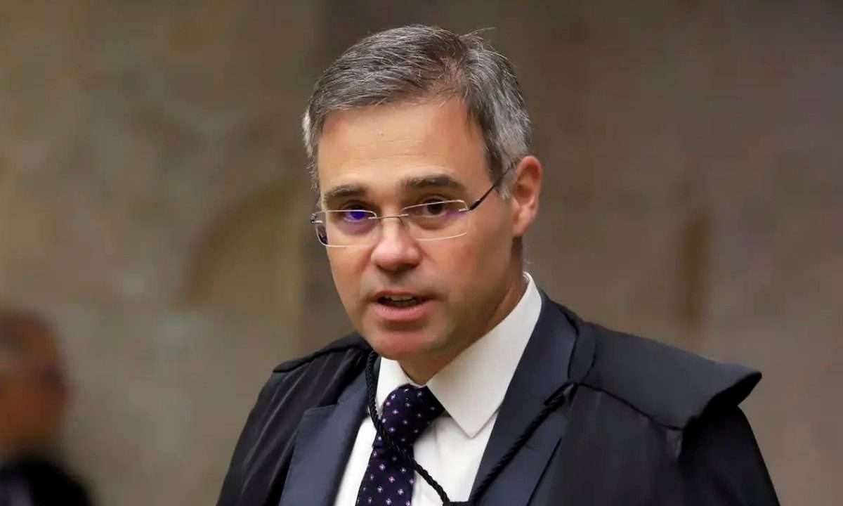 André Mendonça, do STF, com toga preta, camisa branca e, ao fundo, parede de cor neutra. O ministro acatou o pedido de prorrogação da CPMI do INSS, feito por Carlos Viana, senador e relator da comissão.