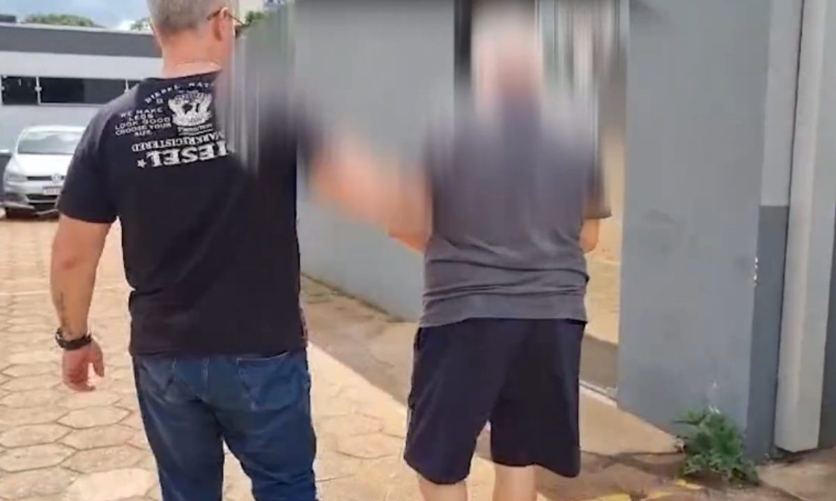 Argentino sendo preso por matar mulher em Cascavel, no Paraná.