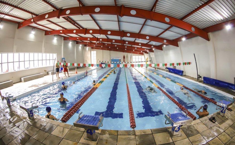 Piscina aquecida em um espaço da Prefeitura de Curitiba, uma das atividades gratuitas neste fim de semana.