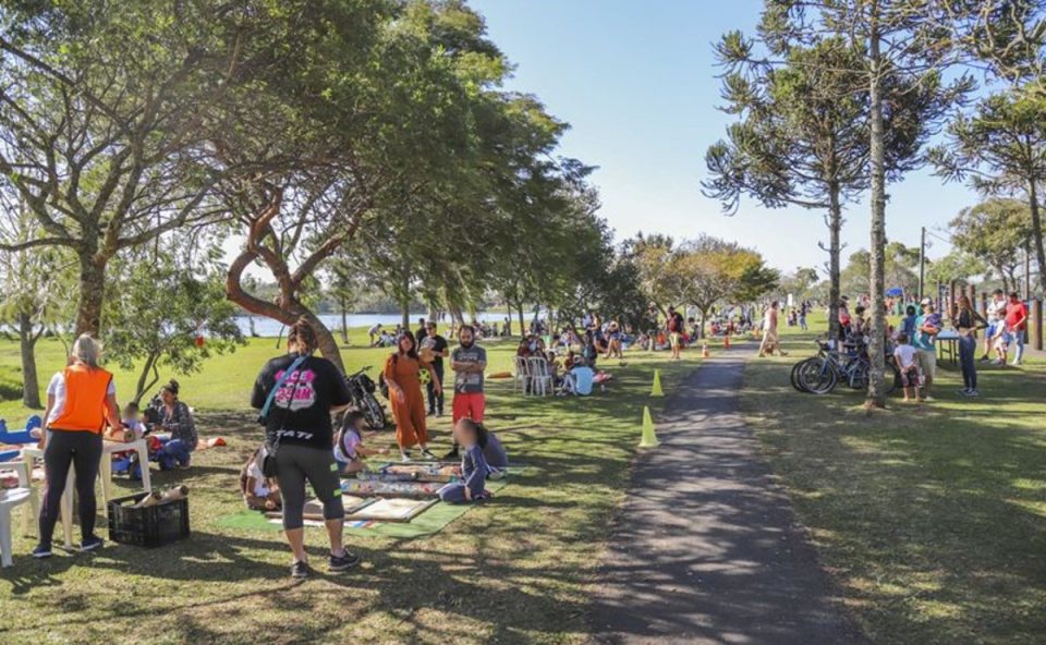 Pessoas em um parque de Curitiba aproveitando as atividades gratuitas.
