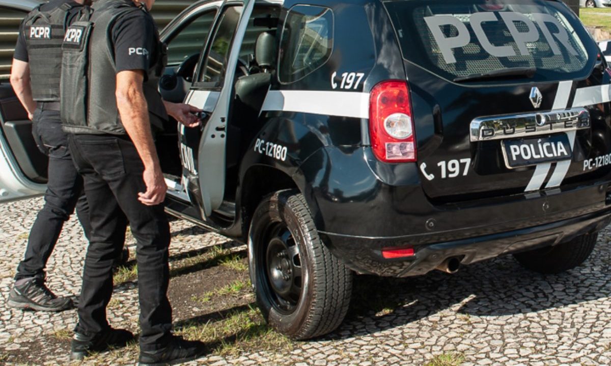 Polícia prendendo avô suspeito de abusar da neta de criação com Síndrome de Down.