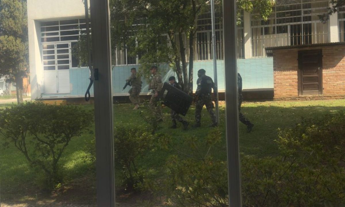 Policiais militares procurando bandido que invadiu o Centro Politécnico da Universidade Federal do Paraná (UFPR), em Curitiba.