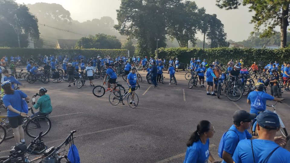 Ciclistas reunidos na sede do Grupo Ric antes da largada do passeio Bora de Bike em Curitiba.