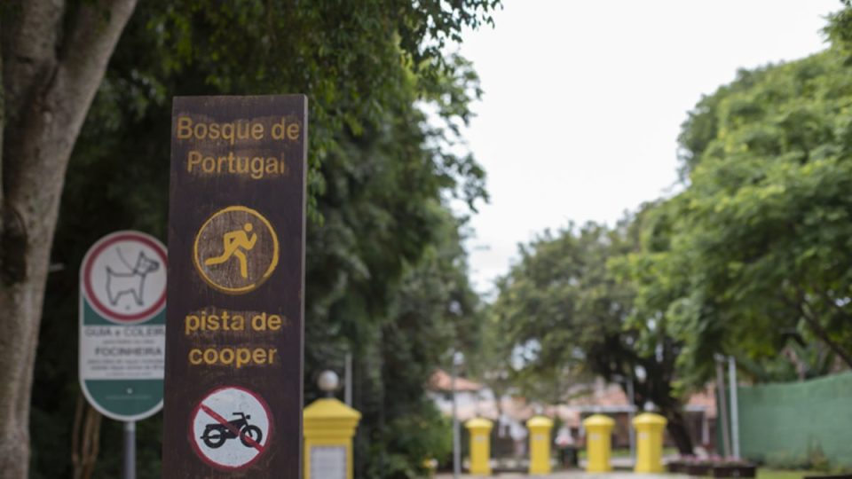 Placa de sinalização da pista de cooper no Bosque de Portugal com indicação para caminhada e regras do local.