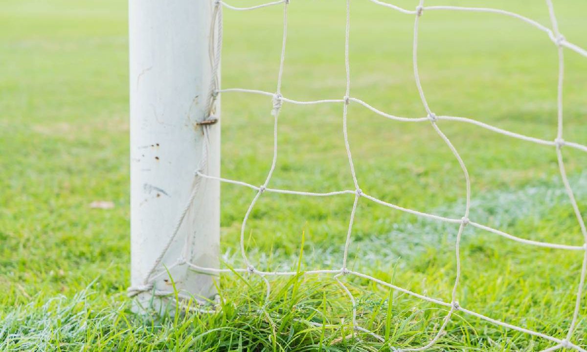 Foto mostra trave de futebol
