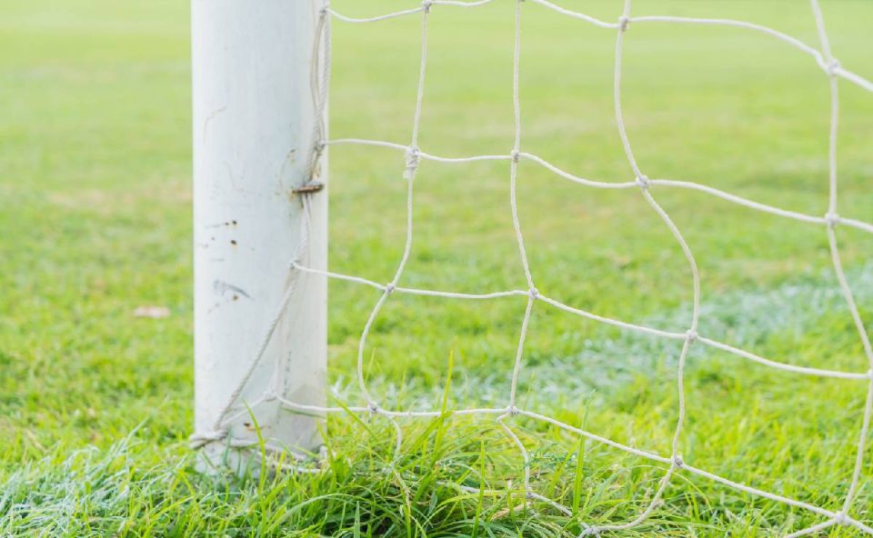 Foto mostra trave de futebol