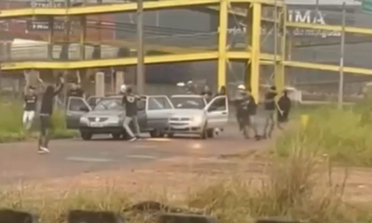 Briga entre torcedores de Athletico e Coritiba acontecendo na RMC