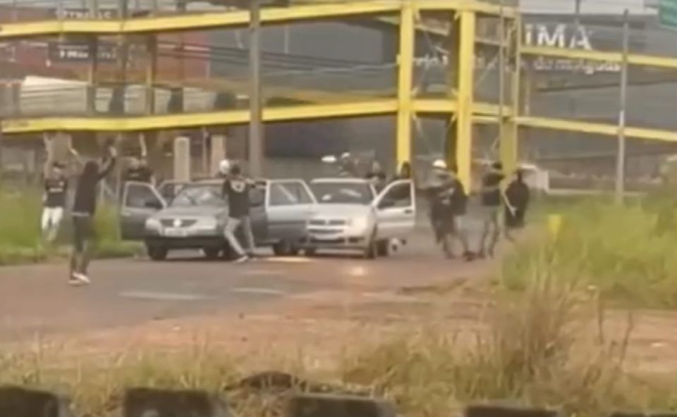 Briga entre torcedores de Athletico e Coritiba acontecendo na RMC