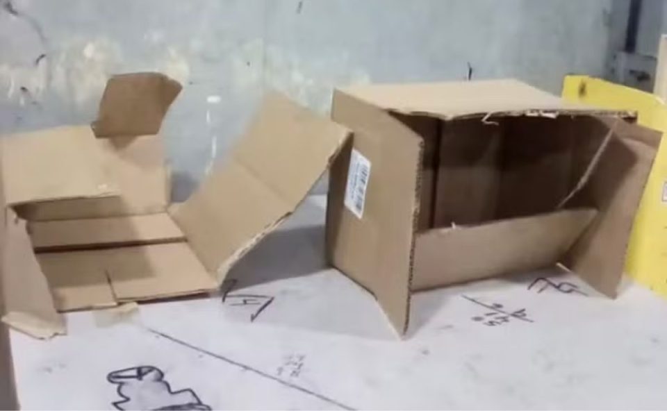 Imagem mostra as caixas rasgadas, local em que estavam guardados os brinquedos sexuais. Não há imagem do trem que foi assaltado. Foto mostra caixas de papelão.
