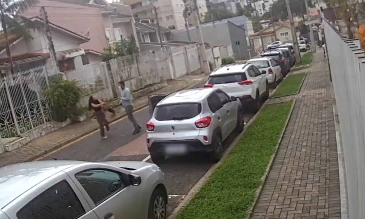 Homem é preso por policiais no bairro Mercês, em Curitiba, suspeito de envolvimento em esquema de carros clonados.