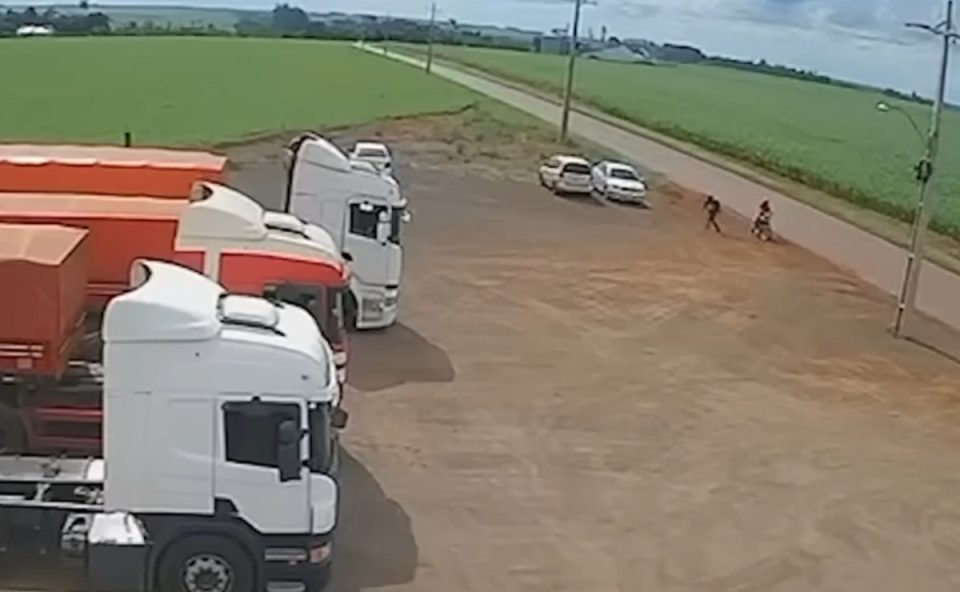 Caminhões parados em uma oficina mecânica, onde um caminhoneiro brasileiro foi morto a tiros.
