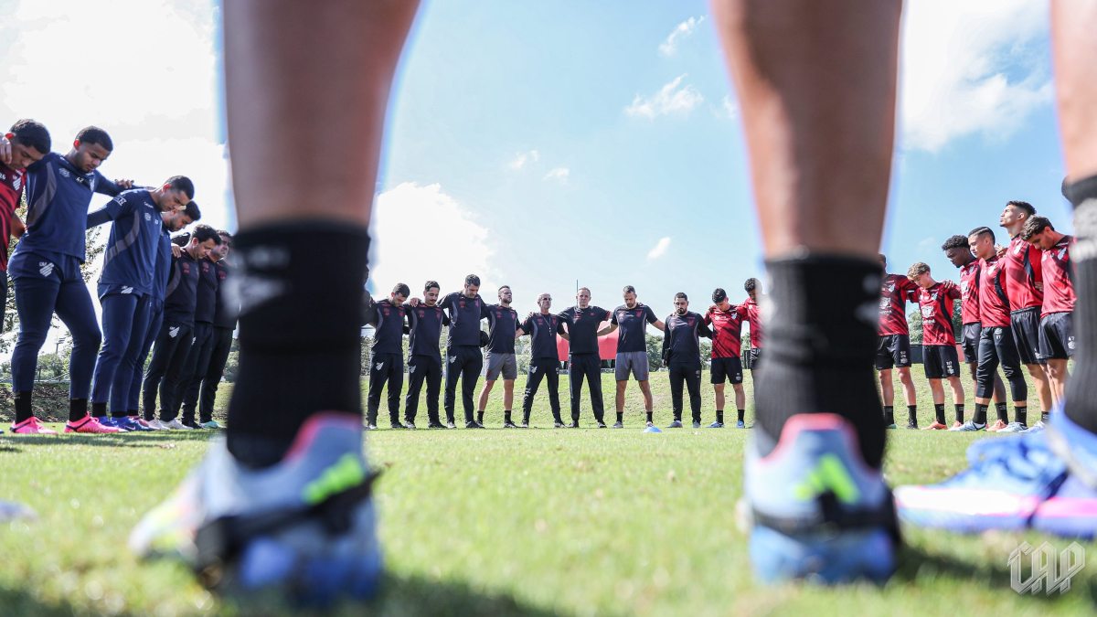 Elenco do Athletico reunido antes do treino na sexta-feira (27).
