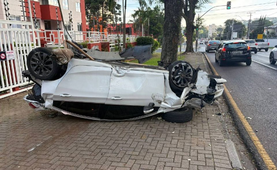 Foto mostra carro capotado no Boa Vista
