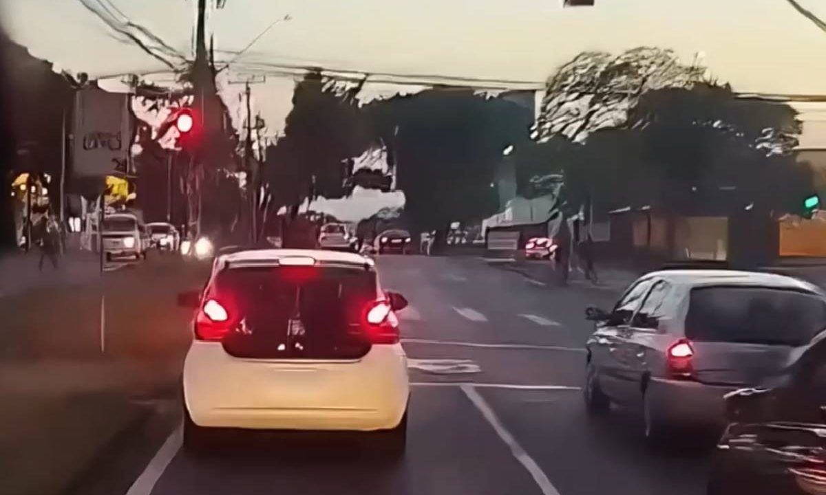 Foto mostra momento que carro trava passagem de ambulância