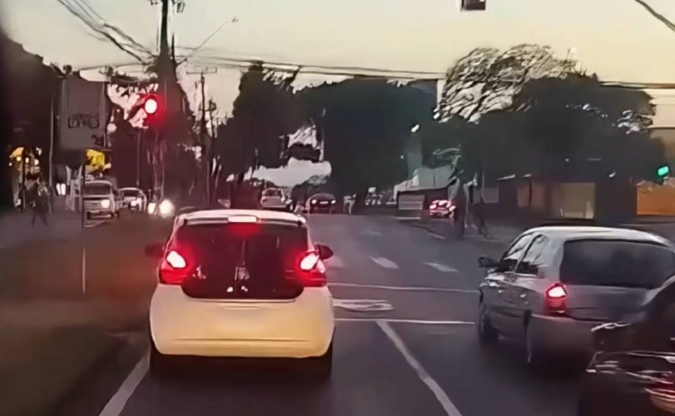 Foto mostra momento que carro trava passagem de ambulância