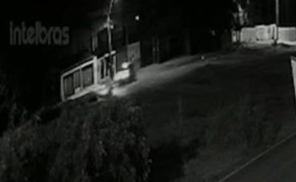 Captura de vídeo que mostra o carro do estudante de medicina segundos antes de bater contra uma árvore e pegar fogo. Acidente ocorreu em uma avenida de Cascavel.