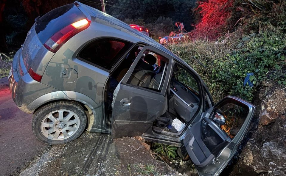 Foto mostra carro caído em buraco após bater contra barranco, em Almirante Tamandaré; casal e crianças ficaram feridos