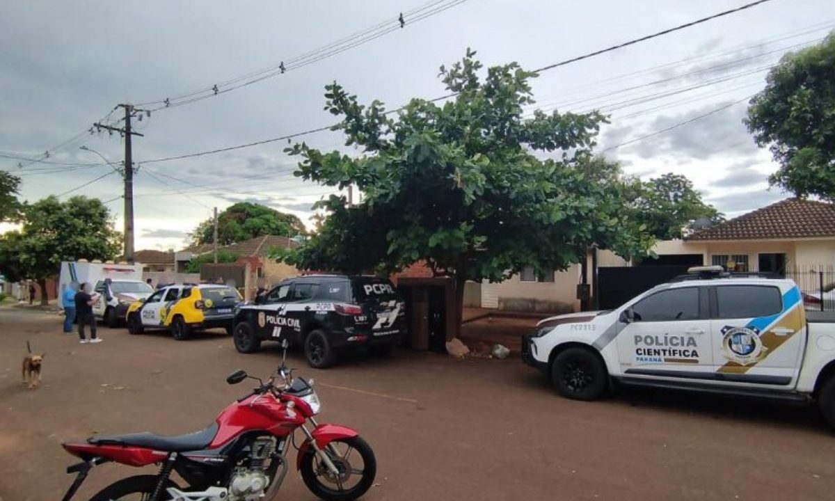 Polícia atendendo ocorrência de casal encontrado morto no Paraná.