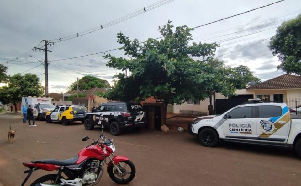 Polícia atendendo ocorrência de casal encontrado morto no Paraná.